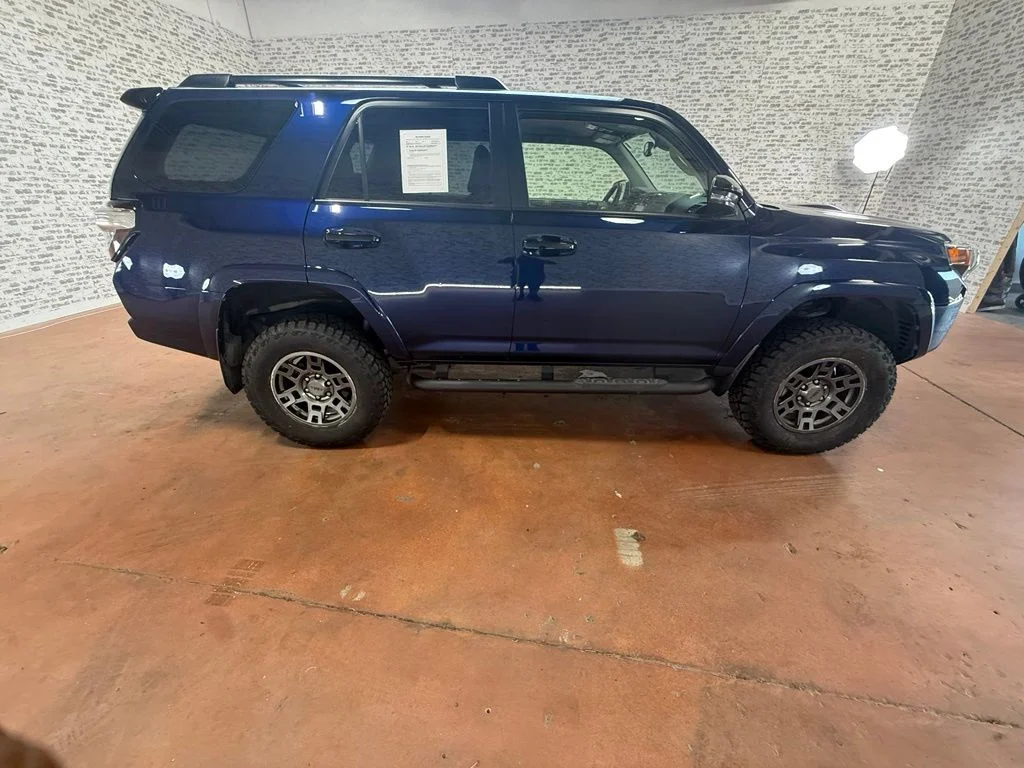 Used 2020 Nautical Blue Metallic Toyota Venture image 8