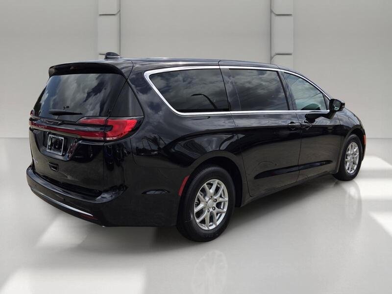 New 2027 Diamond Black Crystal Pearl-Coat Exterior Paint Chrysler SELECT FWD image 5