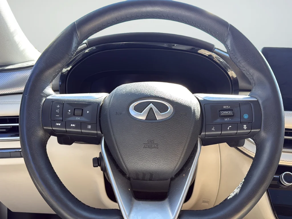 Used 2022 White INFINITI LUXE image 27