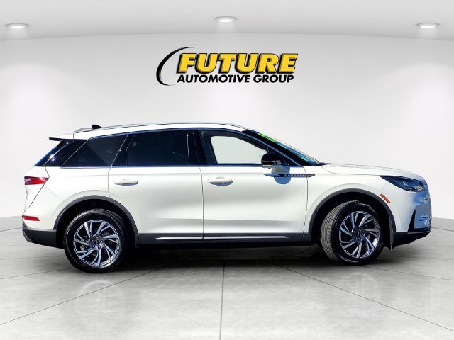 Used 2024 White Lincoln Premiere image 3