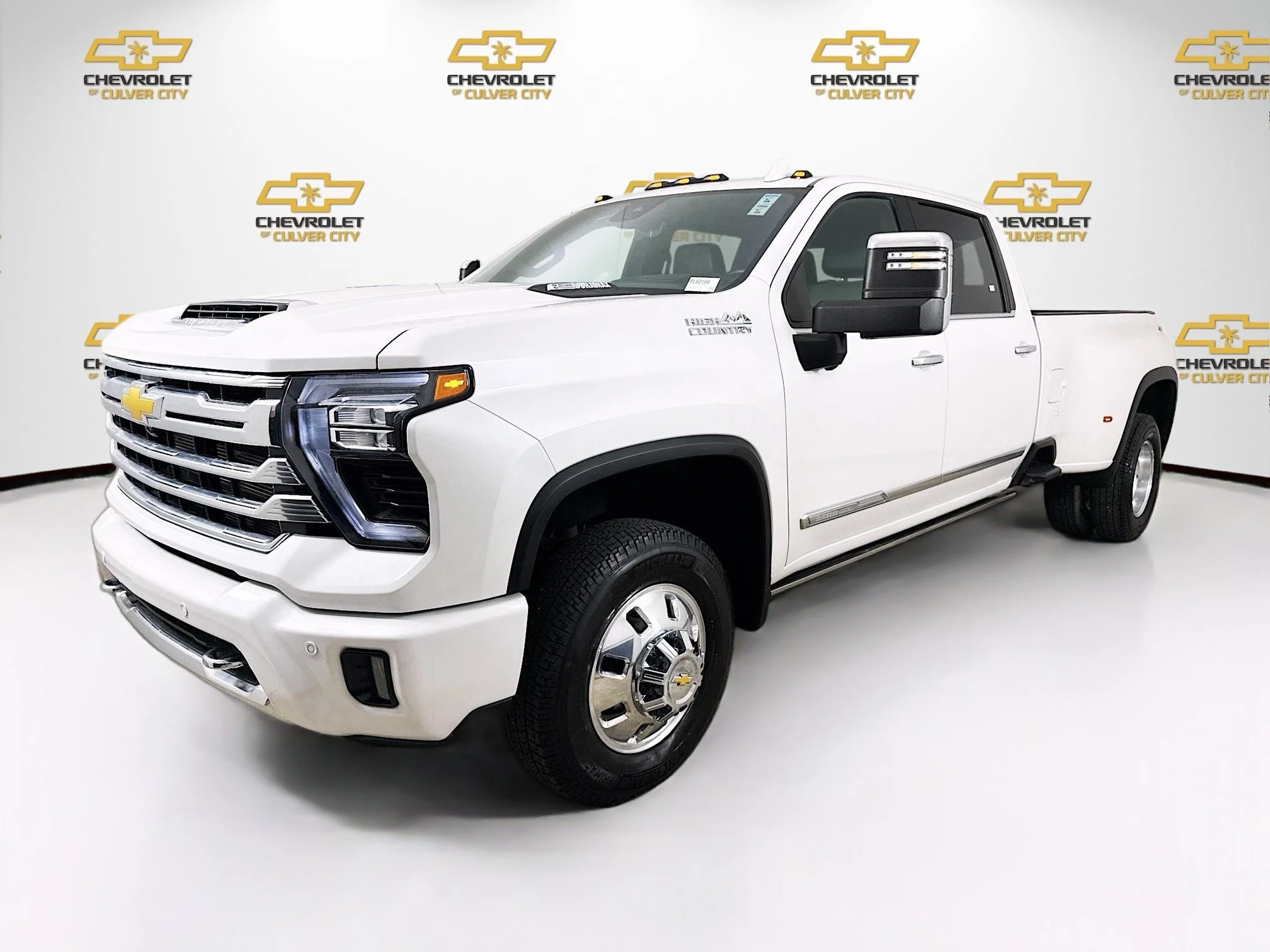 Used 2024 Iridescent Pearl Tricoat Chevrolet High Country DRW image 3