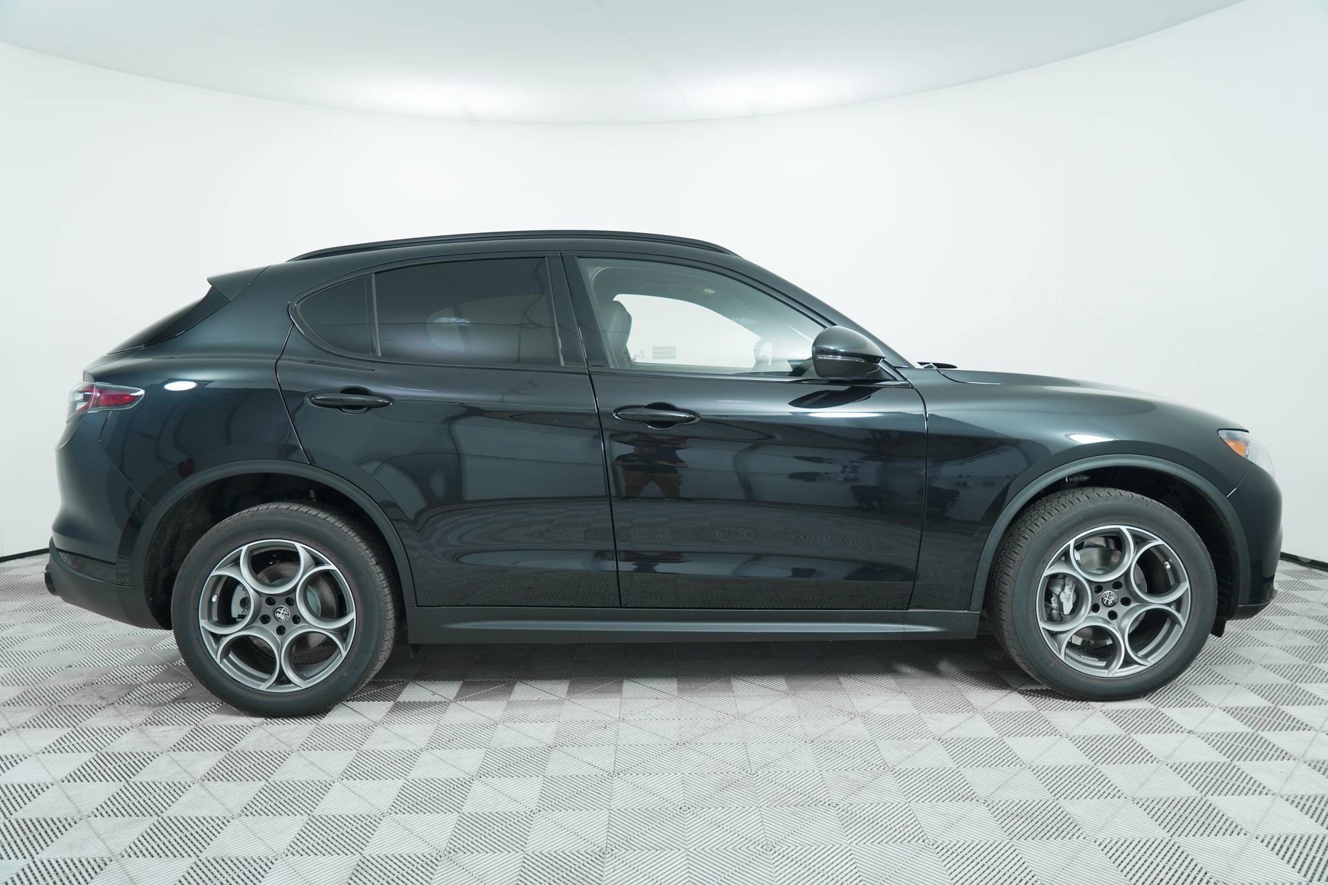 New 2025 Vulcano Black Metallic Exterior Paint Alfa Romeo Base image 8