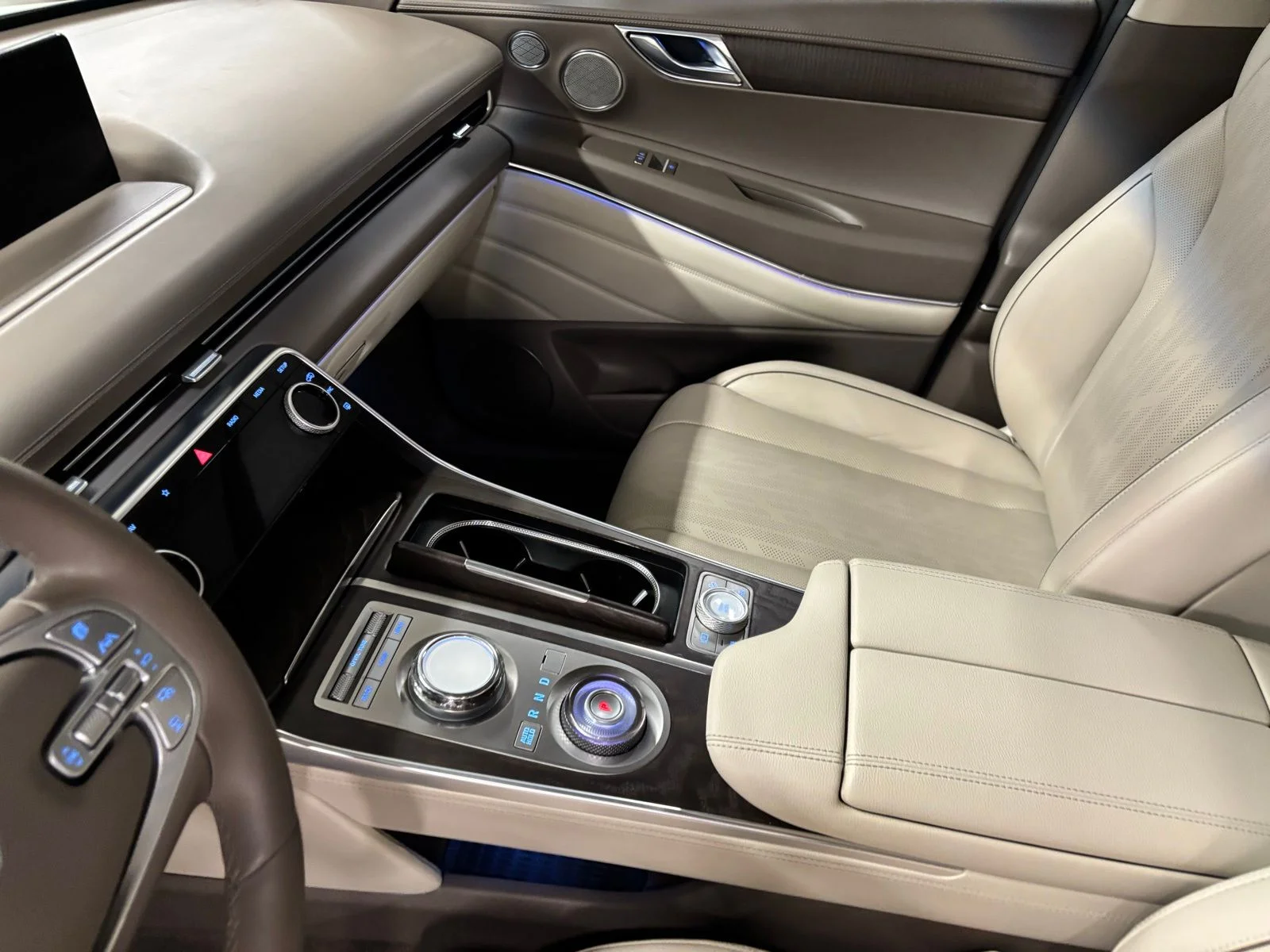 Used 2023 Silver Genesis 2.5T image 18