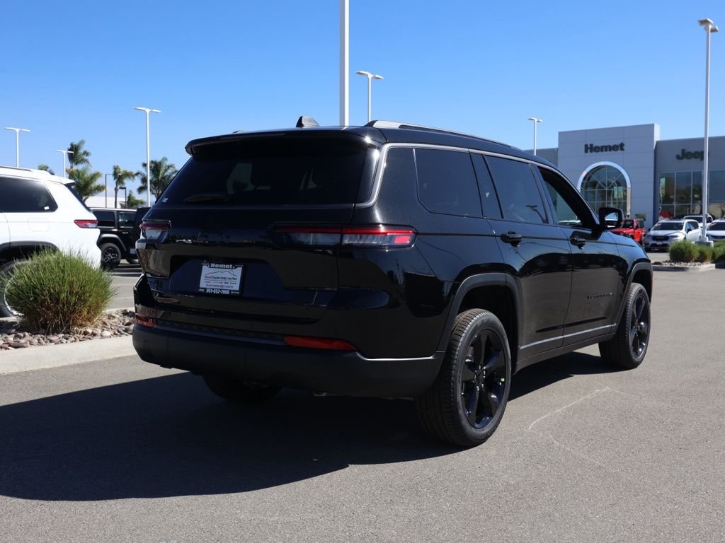 New 2026 Diamond Black Crystal Pearl-Coat Exterior Paint Jeep Limited image 3