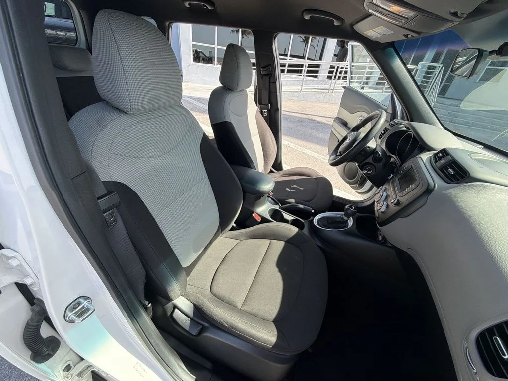 Used 2018 White Kia Base image 35