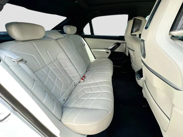 Used 2023 White BMW 760i xDrive image 27