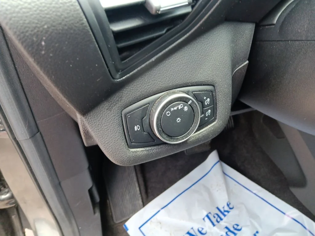 Used 2016 Magnetic Ford SE image 15