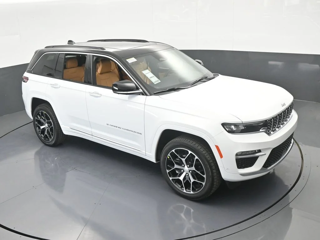 New 2025 Bright White Clear-Coat Exterior Paint Jeep Summit Reserve image 58