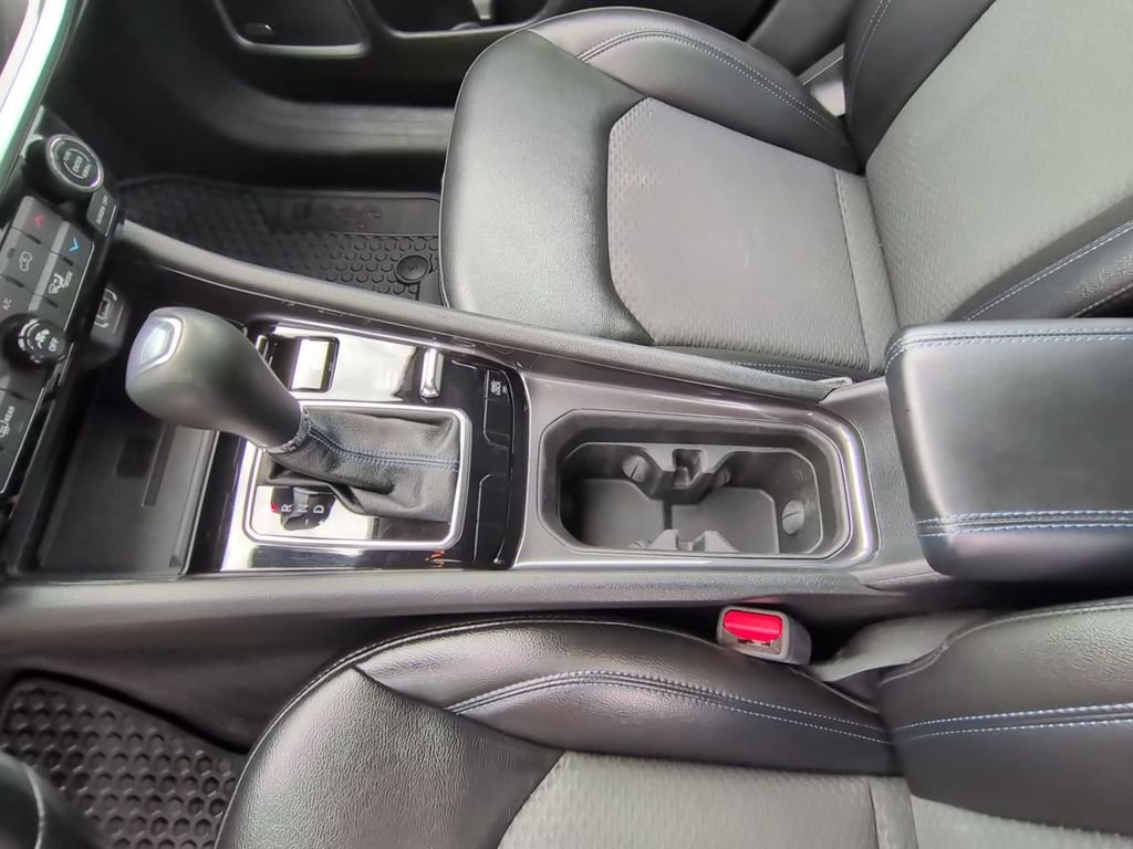 Used 2022 White Jeep Latitude image 32