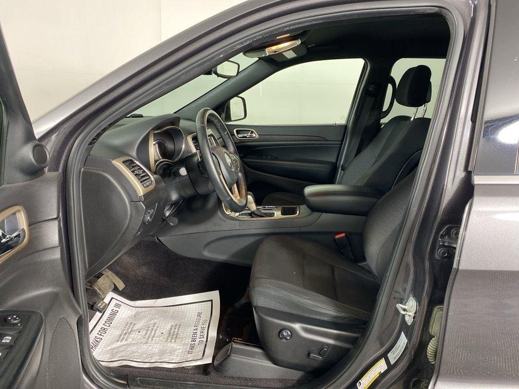 Used 2017 Granite Crystal Metallic Clear Jeep Laredo image 11