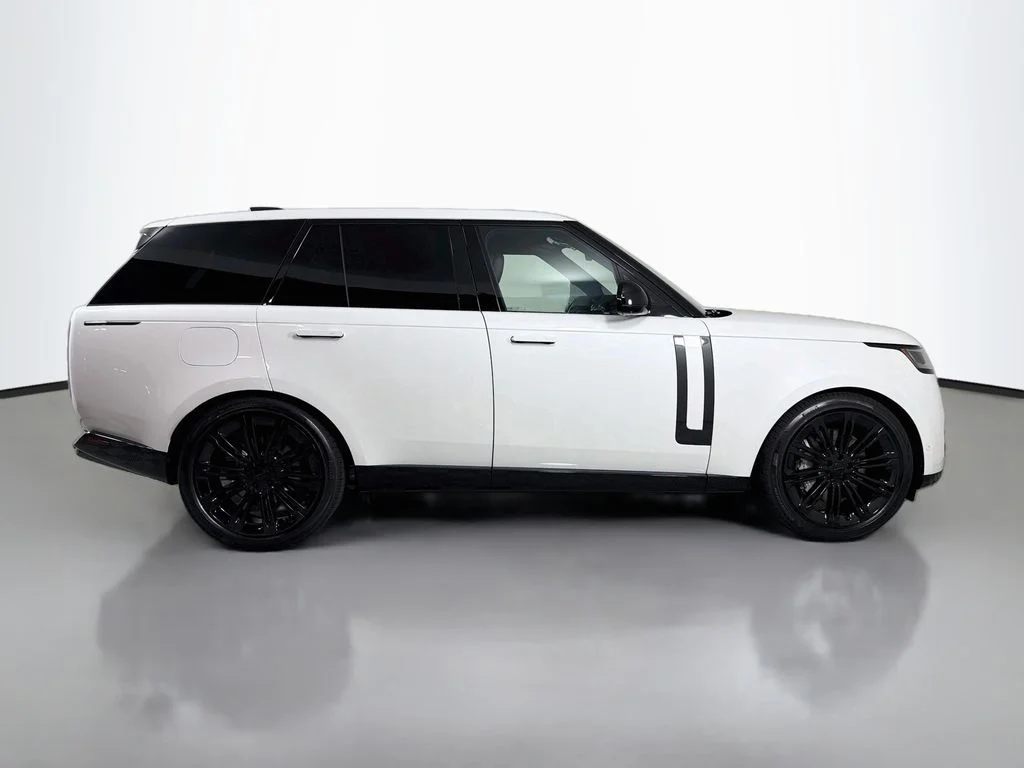 New 2026 Ostuni Pearl White Land Rover SE image 4
