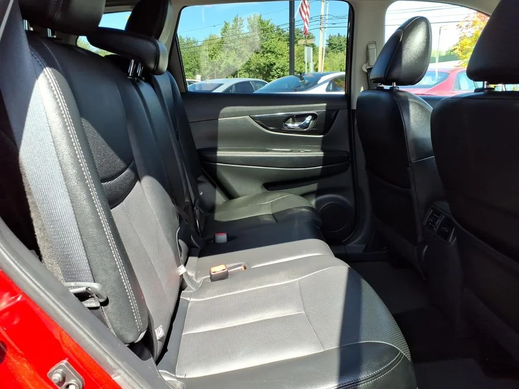 Used 2018 Red Nissan SL image 6