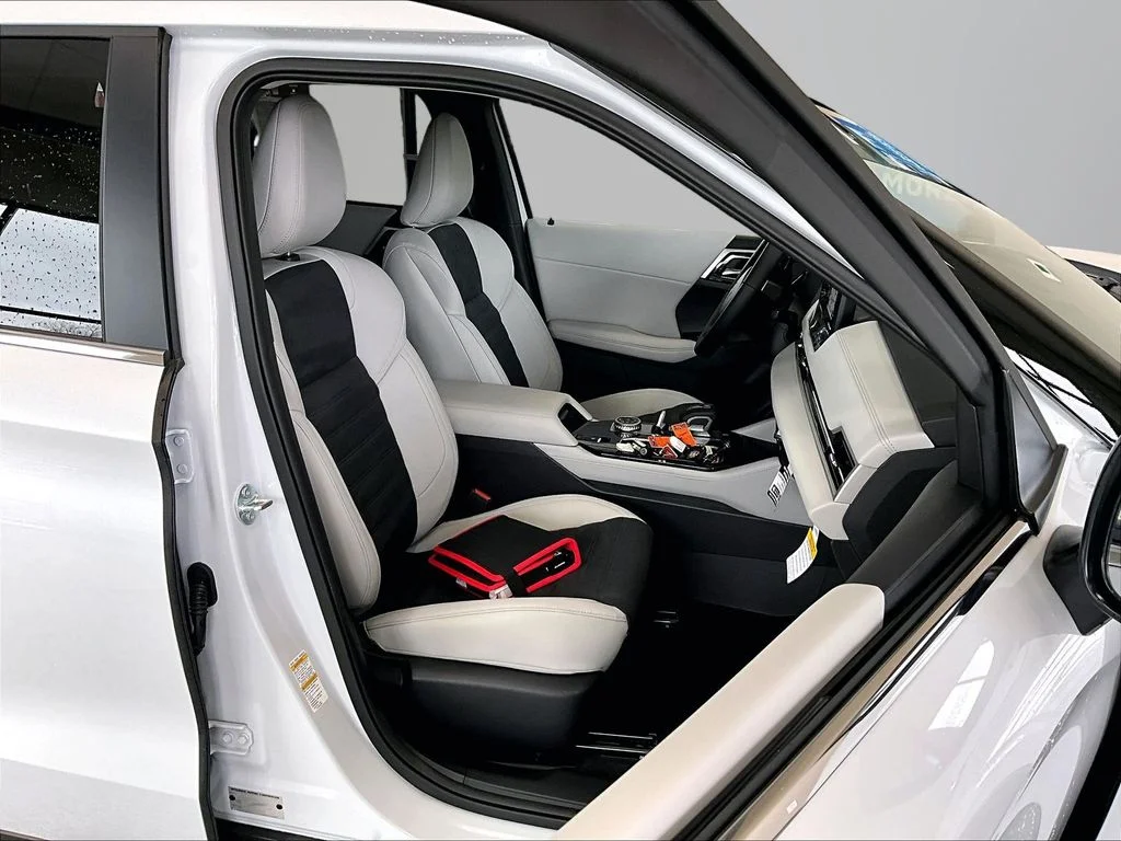 New 2026 White Mitsubishi SE image 12