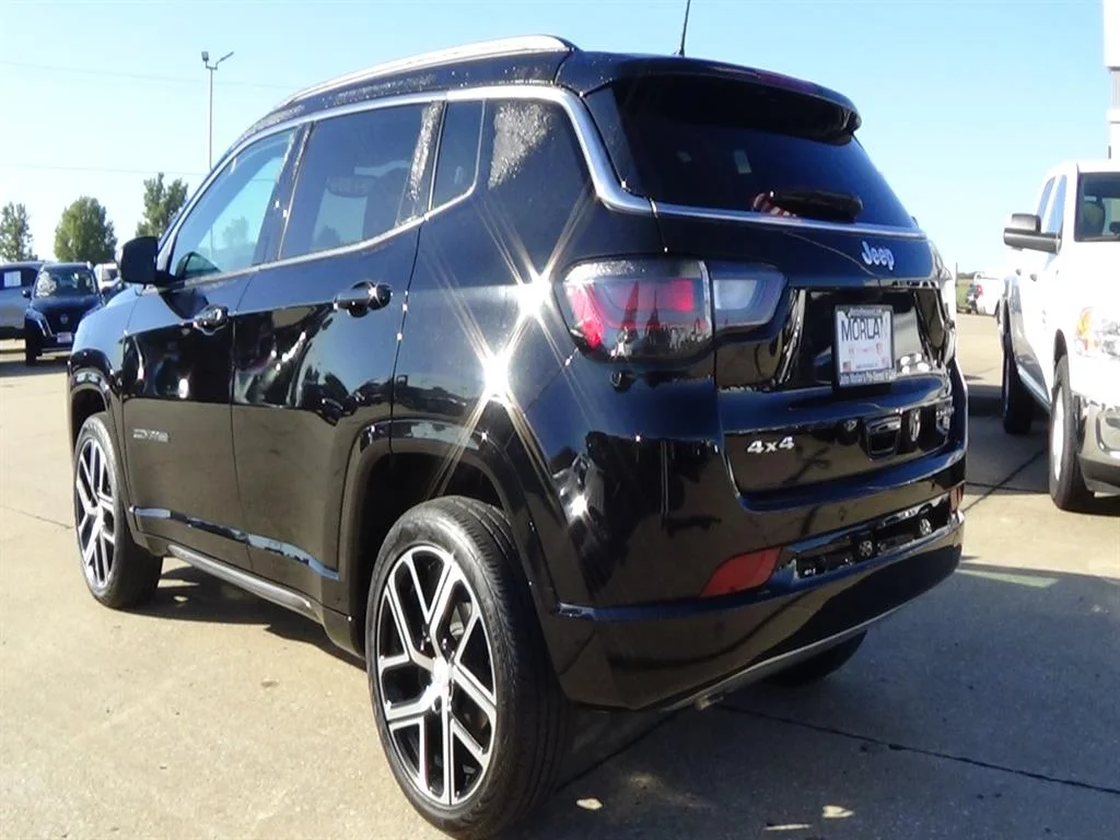 Used 2024 Diamond Black Crystal Pearl Coat (pxj) Jeep Limited image 8
