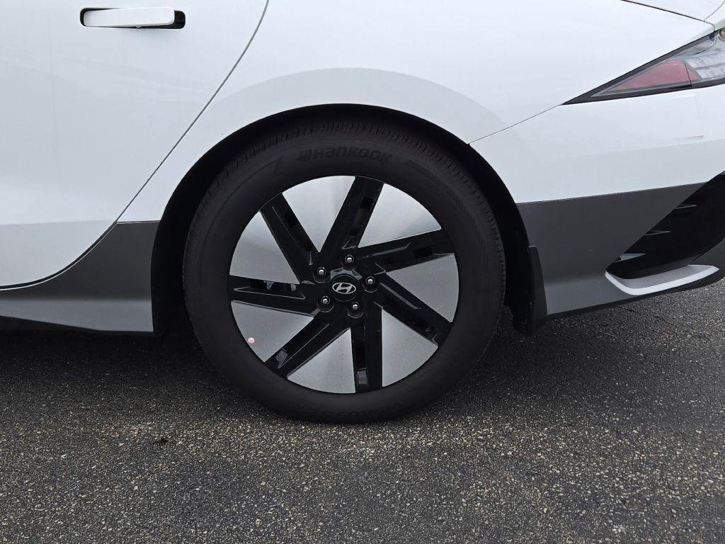 New 2025 White Hyundai SE image 16
