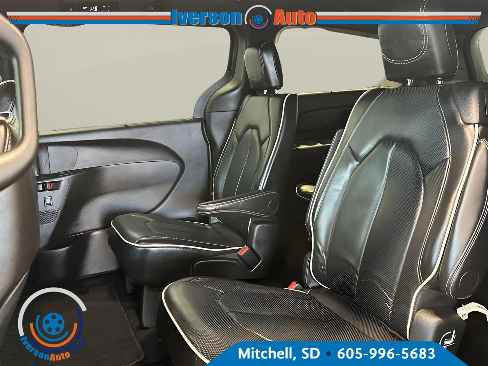 Used 2025 Ceramic Gray Clearcoat Chrysler Limited image 26