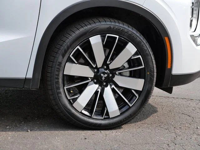 Certified Used 2025 White Diamond Mitsubishi SE image 7