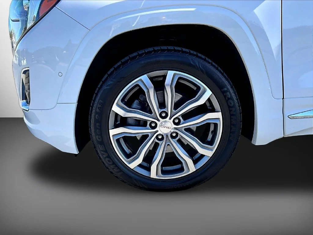 Used 2018 Summit White GMC Denali image 39