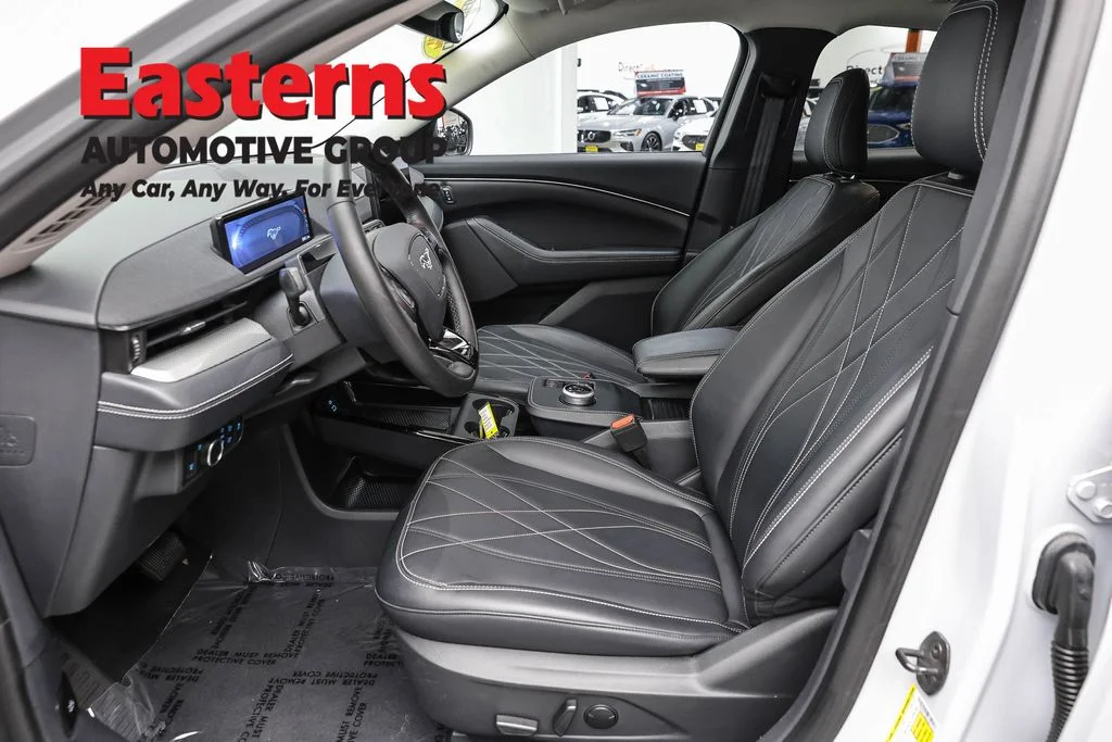 Used 2023 White Ford Select image 13