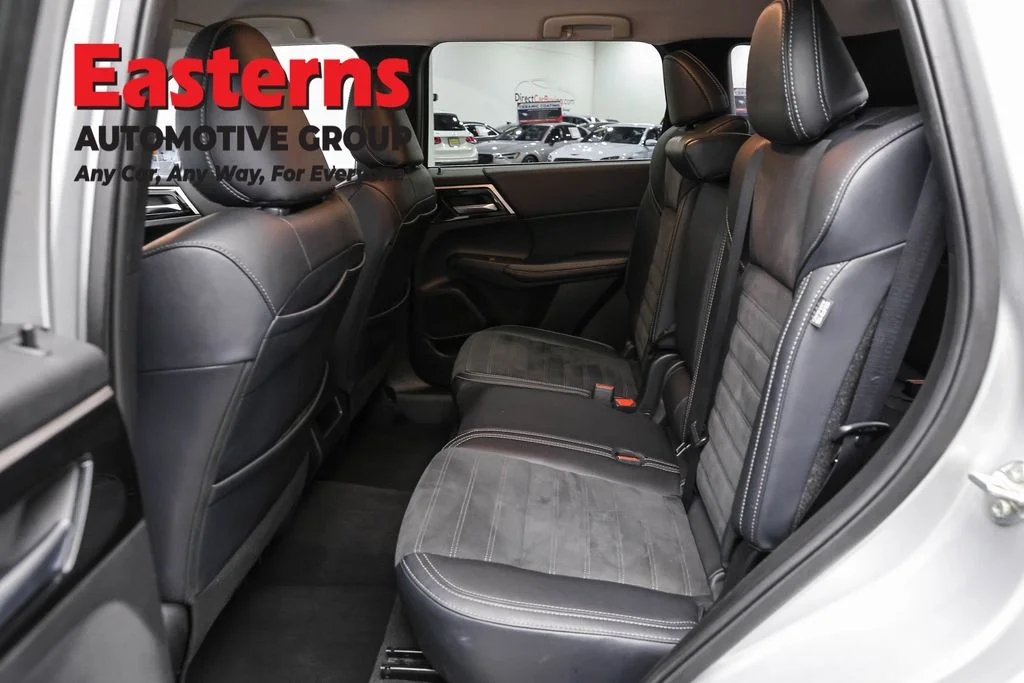 Used 2024 Silver Mitsubishi SE image 21