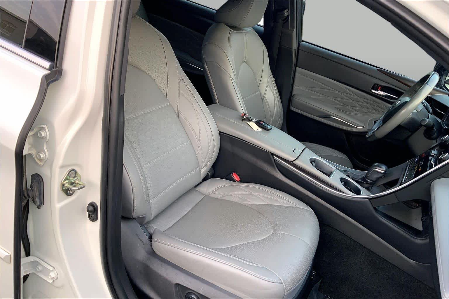 Used 2020 Wind Chill Pearl Toyota Hybrid Limited image 9
