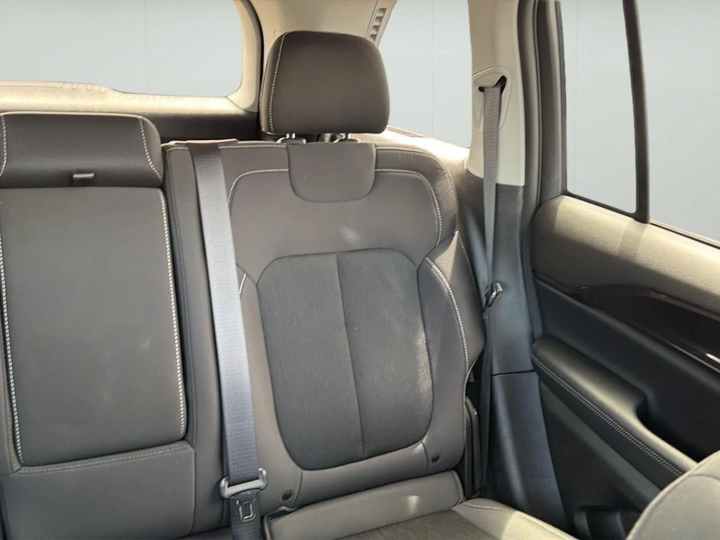 Used 2023 Diamond Black Crystal Pearlcoat Jeep Laredo image 18
