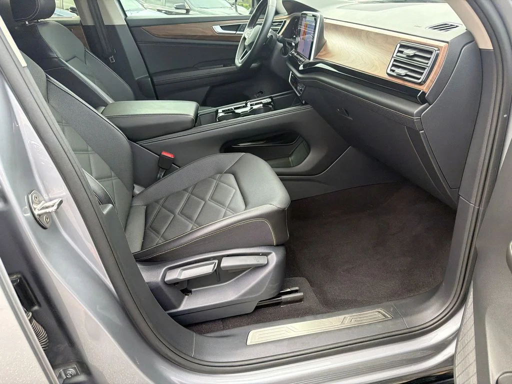 Used 2024  Volkswagen 2.0T SE w/Technology image 13