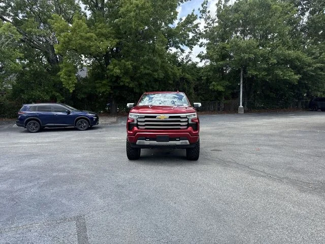 Used 2022  Chevrolet High Country image 2