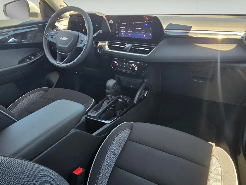 Used 2025 Summit White Chevrolet LT image 13