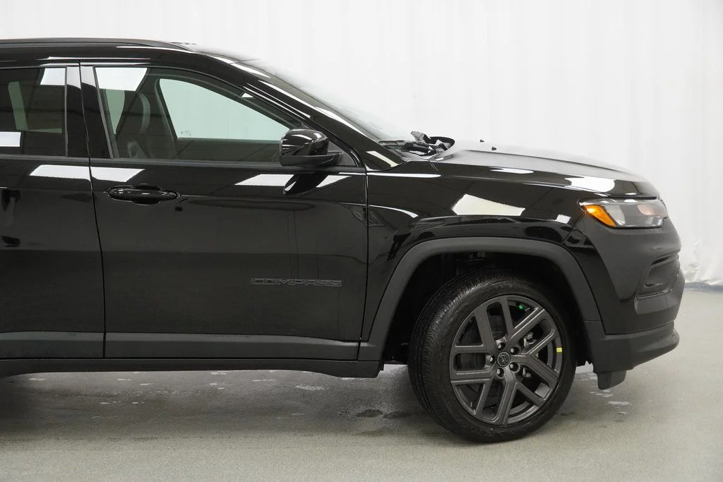 New 2026 Diamond Black Crystal Pearlcoat Jeep Latitude image 10
