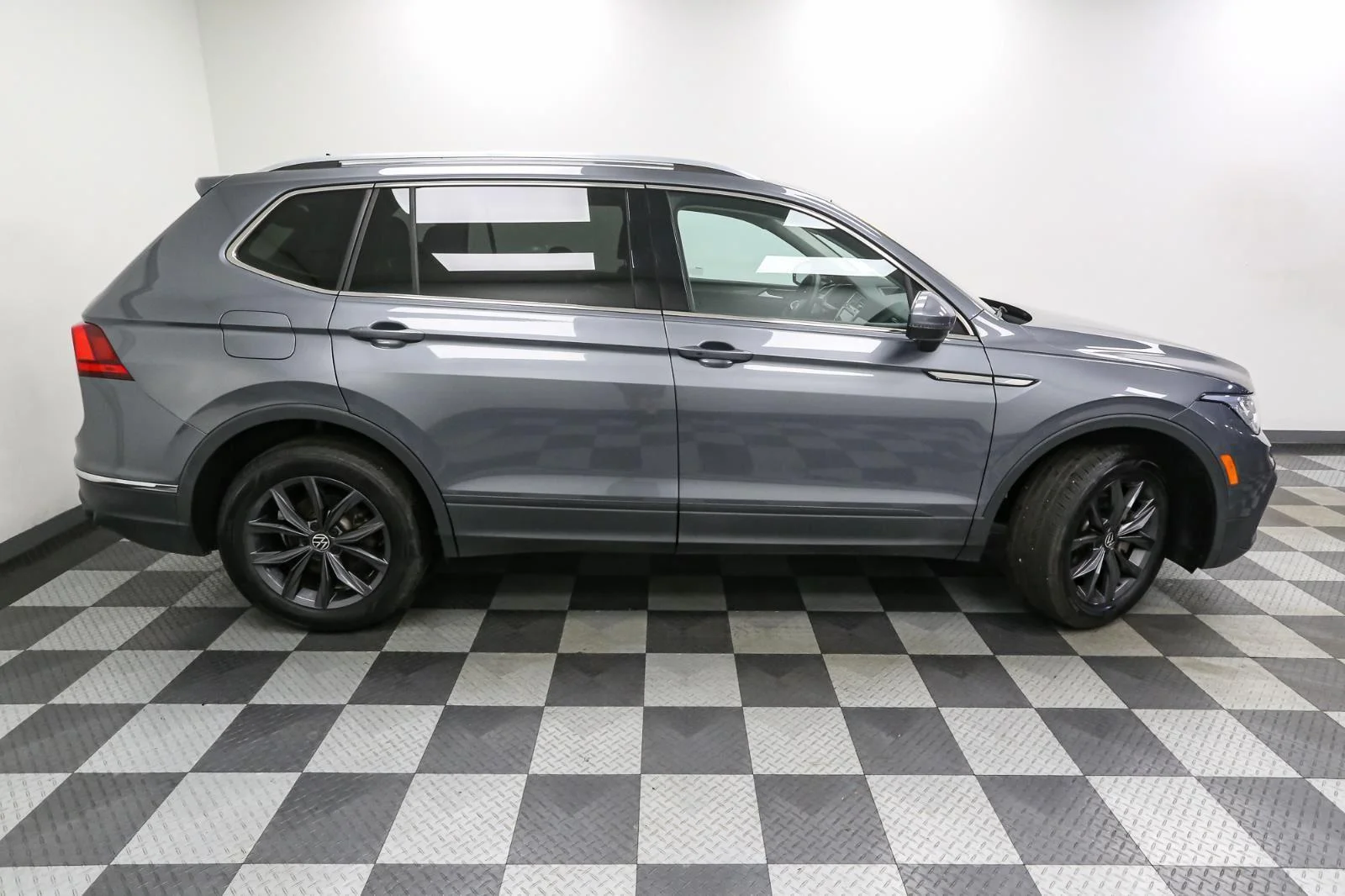 Used 2022 Platinum Gray Metallic Volkswagen SE image 8