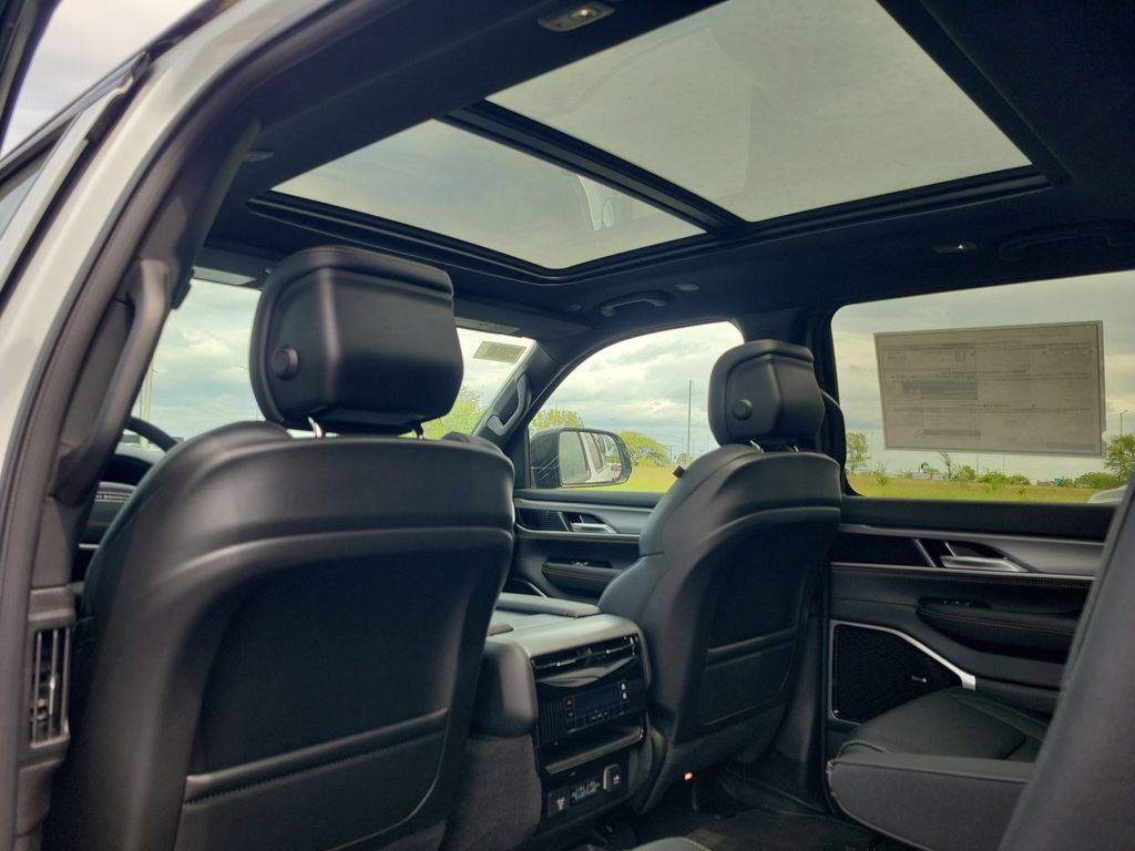 New 2026 Bright White Clear-Coat Exterior Paint Jeep  image 13