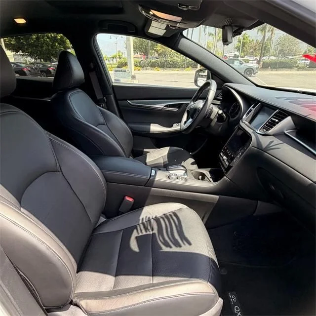 Used 2025 White INFINITI LUXE image 32