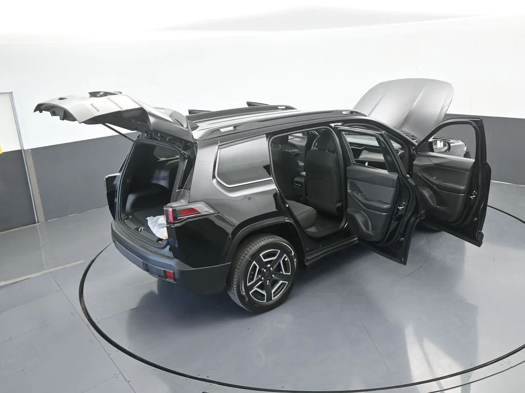 New 2026 Diamond Black Crystal Pearl-Coat Exterior Paint Jeep Laredo image 60