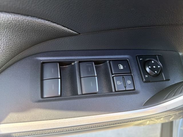 2025 Toyota RAV4 SE - Photo 10