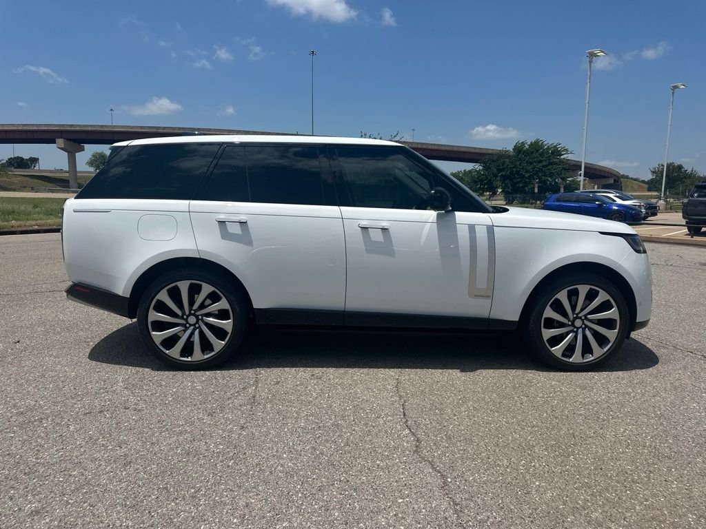 Used 2023 White Land Rover Autobiography image 4