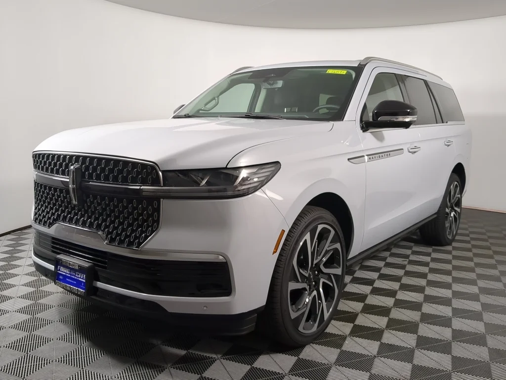 New 2026 Crystal White Metallic Clearcoat Lincoln Reserve image 11