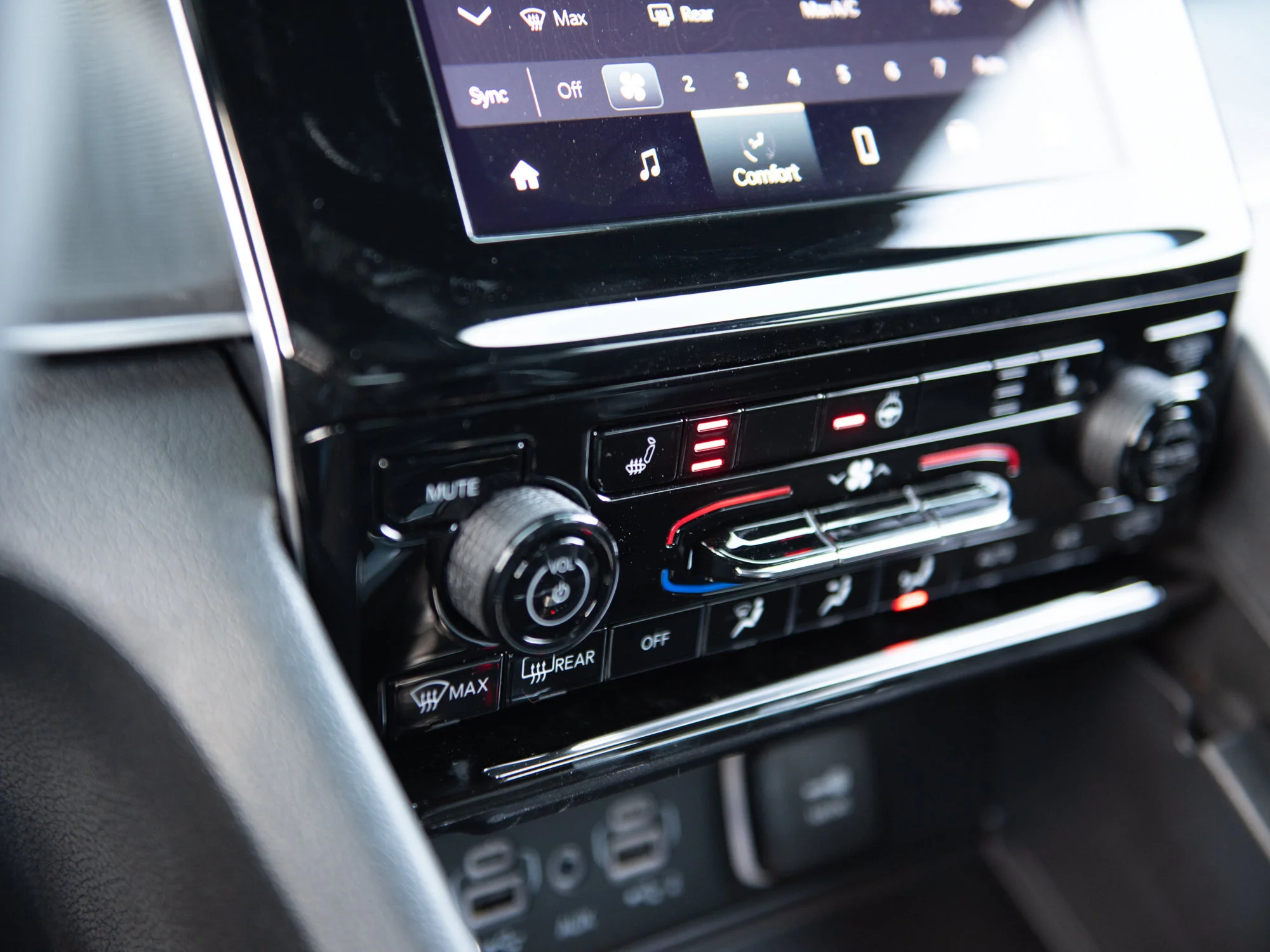 New 2025 Red Jeep Altitude* 4x4, Heated Leather, Wireless Charging Pad, Remote Start image 19