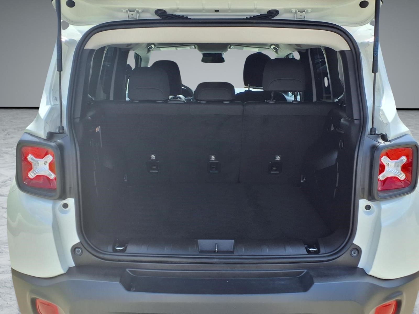 Used 2023 Alpine White Clearcoat Jeep Latitude image 14