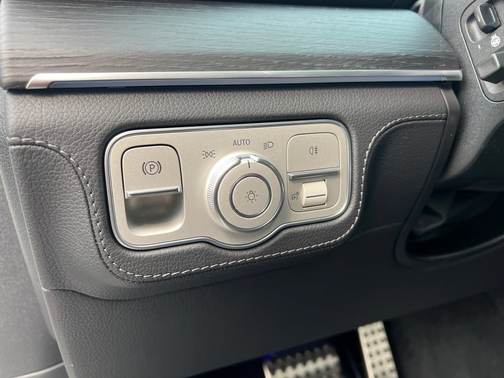 New 2026 MANUFAKTUR Moonlight White Metallic Mercedes-Benz GLS 450 image 53