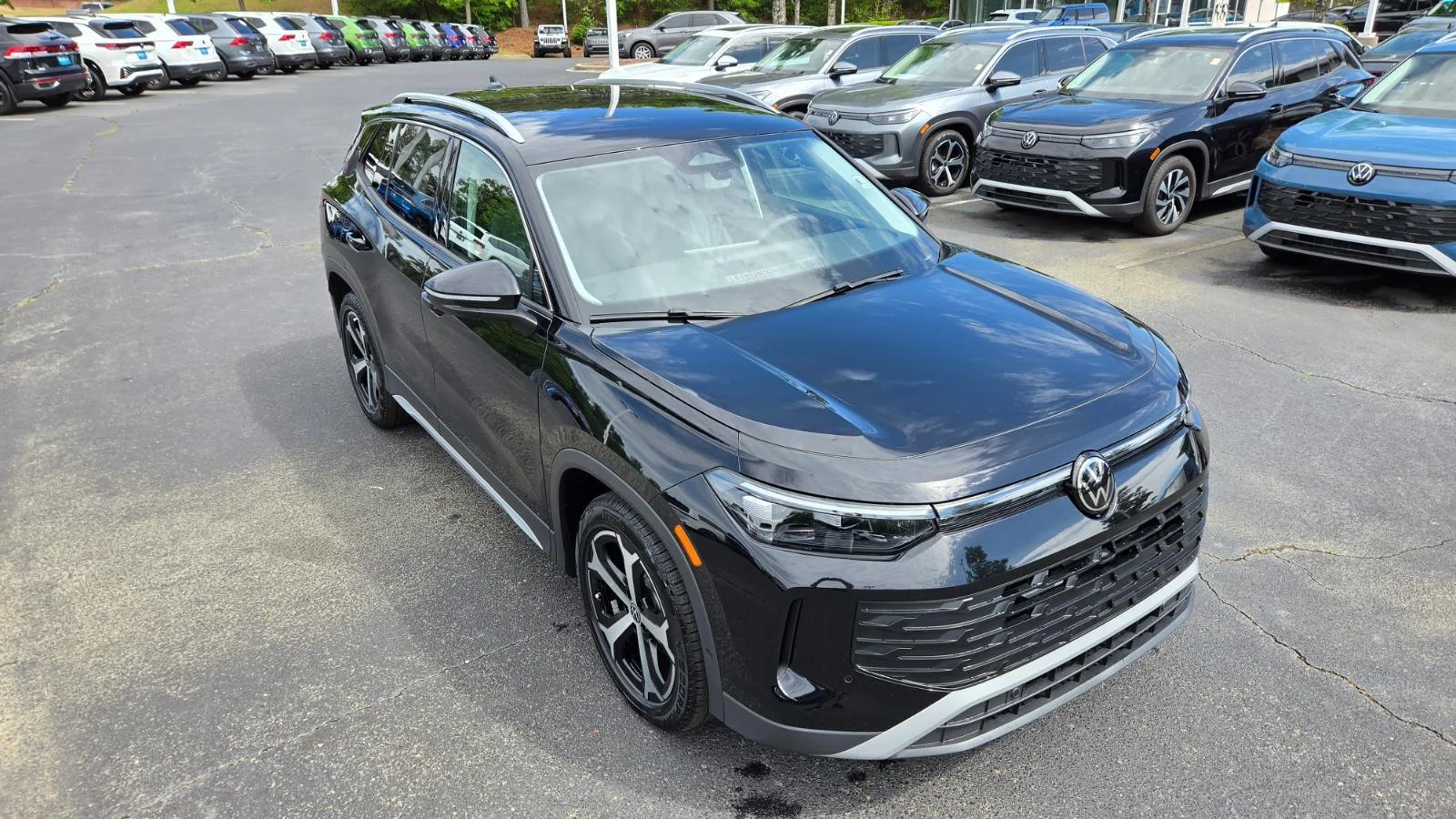New 2026 Deep Black Pearl Volkswagen SE image 7