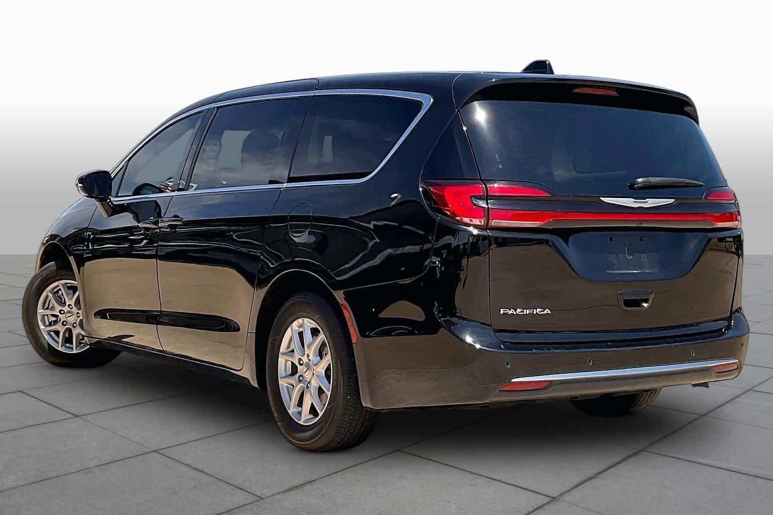 Used 2024 Diamond Black Crystal Pearlcoat Chrysler Touring L image 12