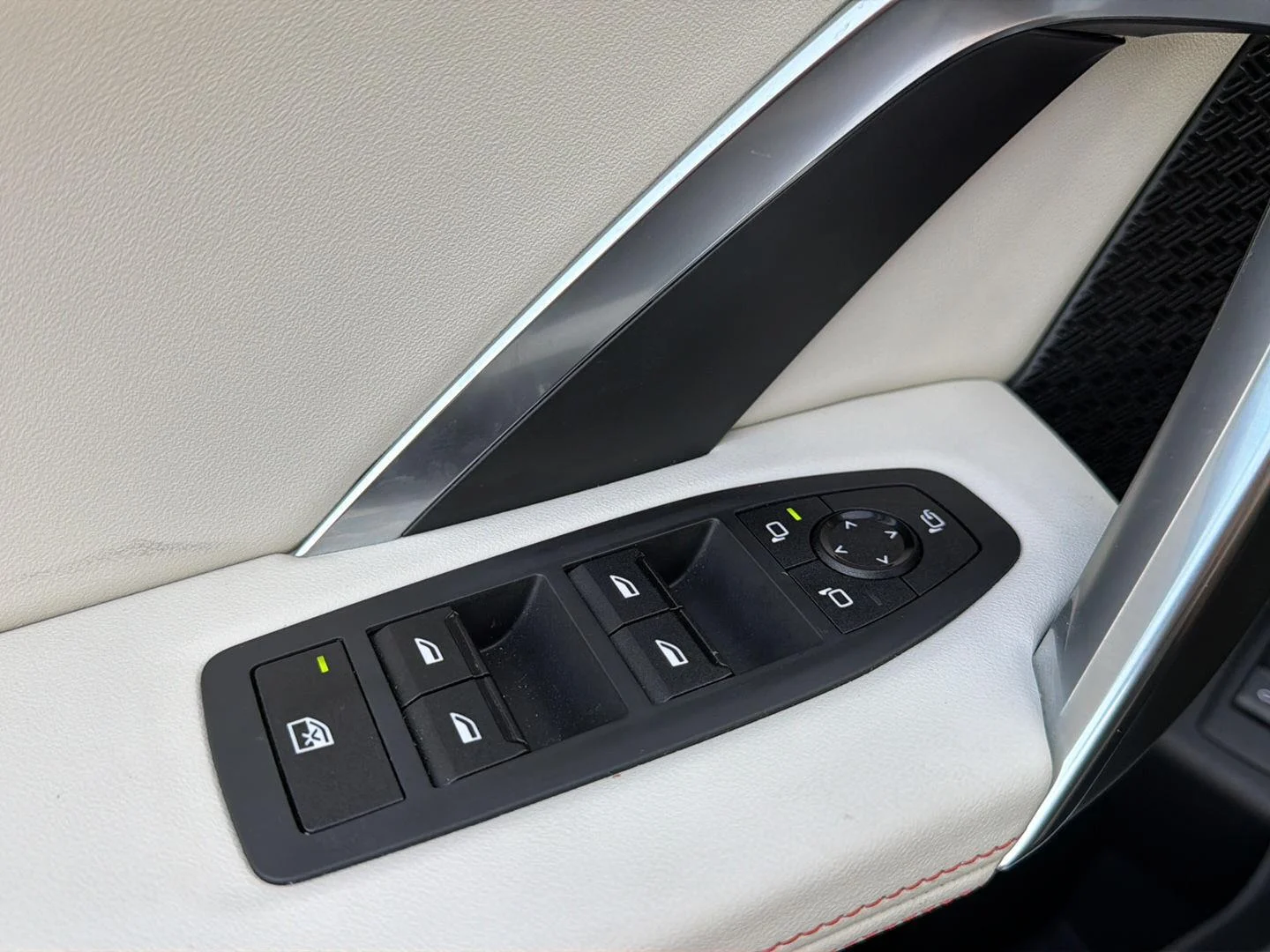 Used 2025 Mineral White Metallic BMW xDrive28i image 19