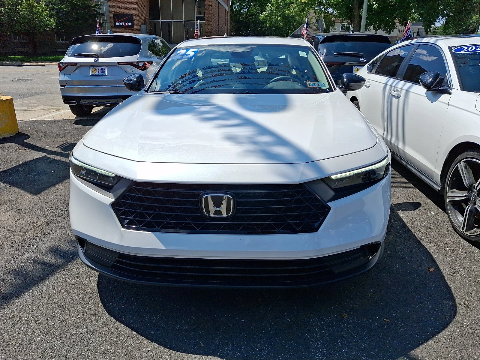 Used 2025 Platinum White Pearl Honda SE image 2