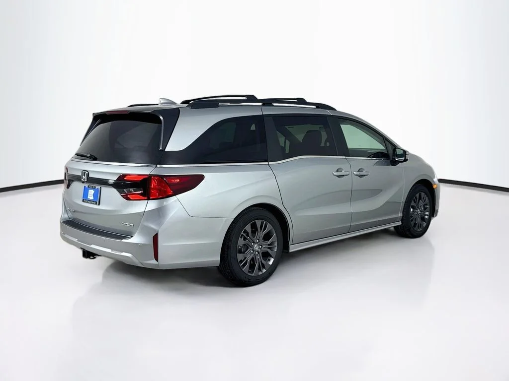 New 2026 Solar Silver Metallic Honda Touring image 8