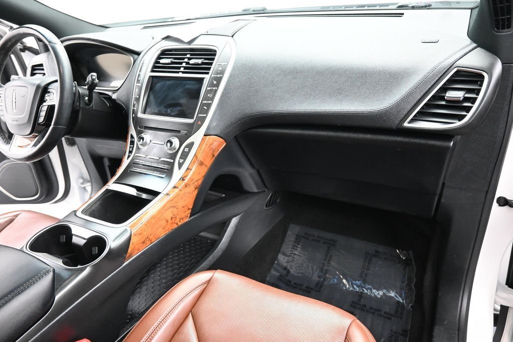 Used 2019 White Platinum Clearcoat Metallic Lincoln Reserve image 20