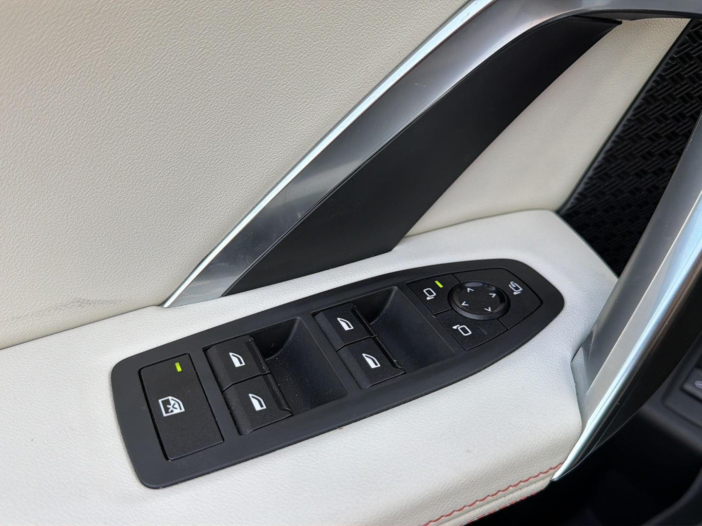 Used 2025 Mineral White Metallic BMW xDrive28i image 19