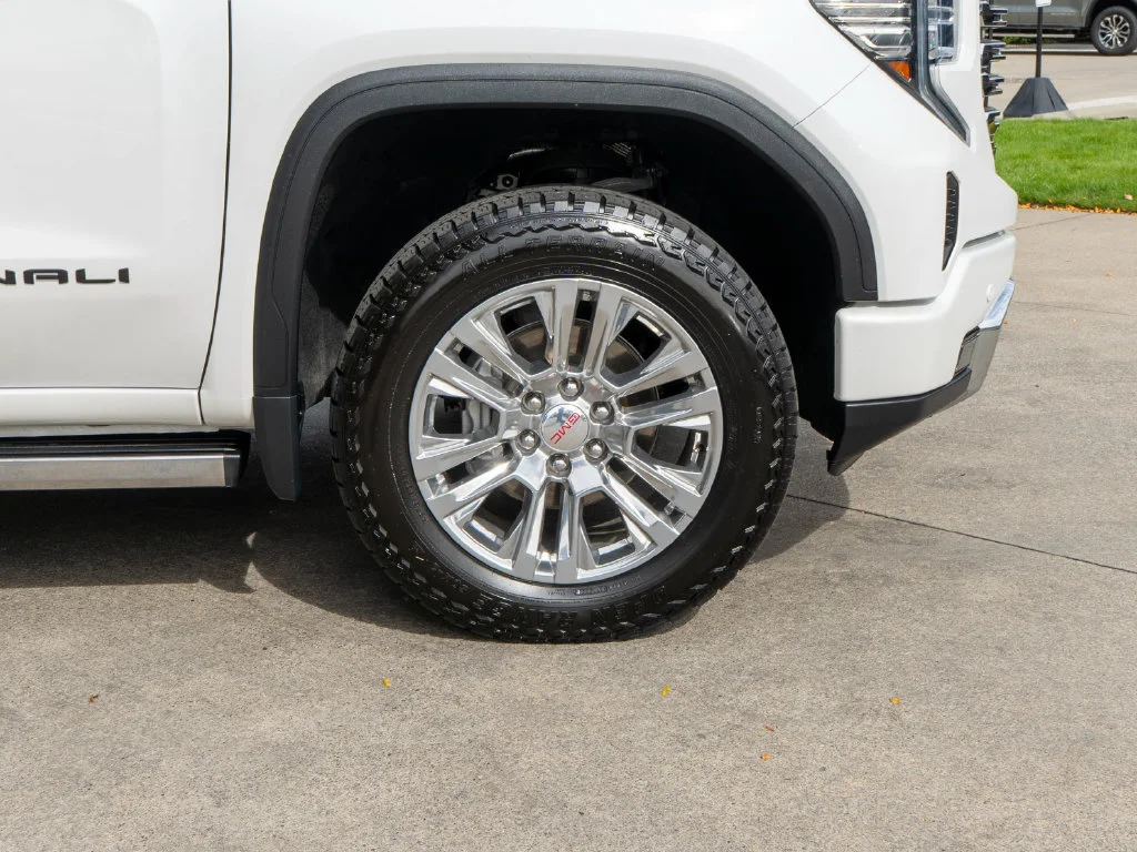 Used 2023 White GMC Denali image 41