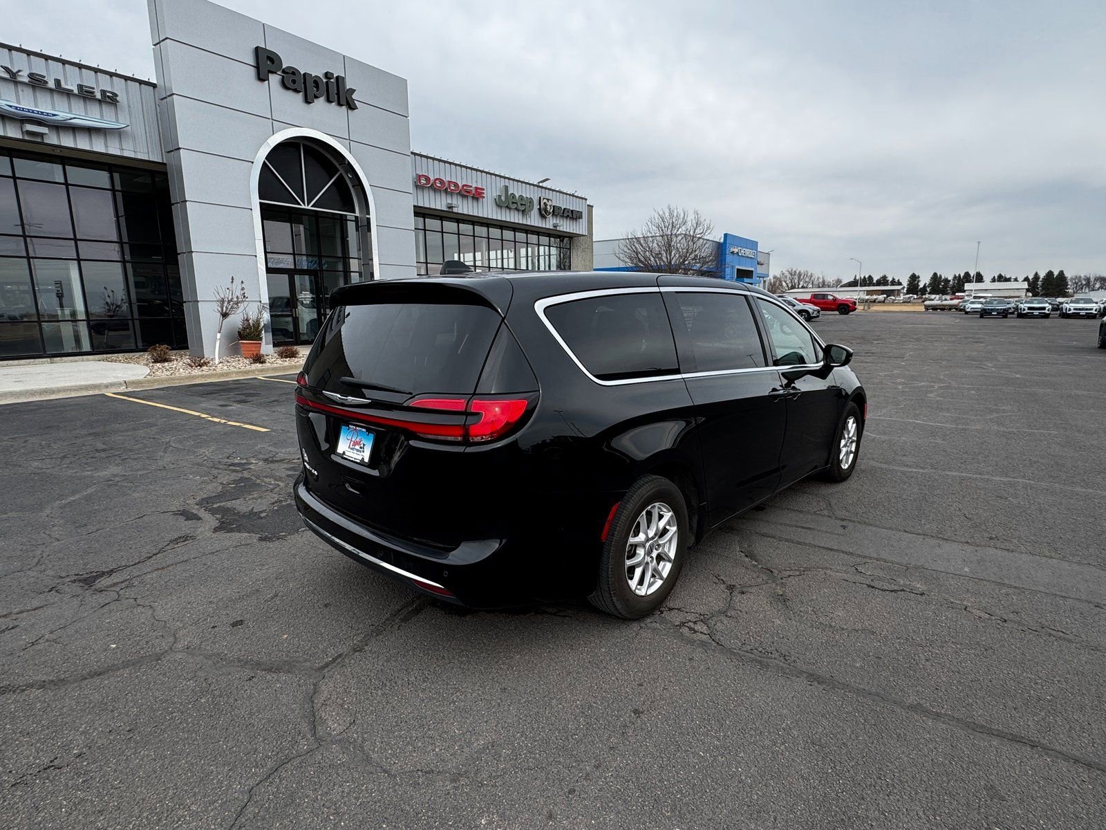 Used 2025  Chrysler Select image 9