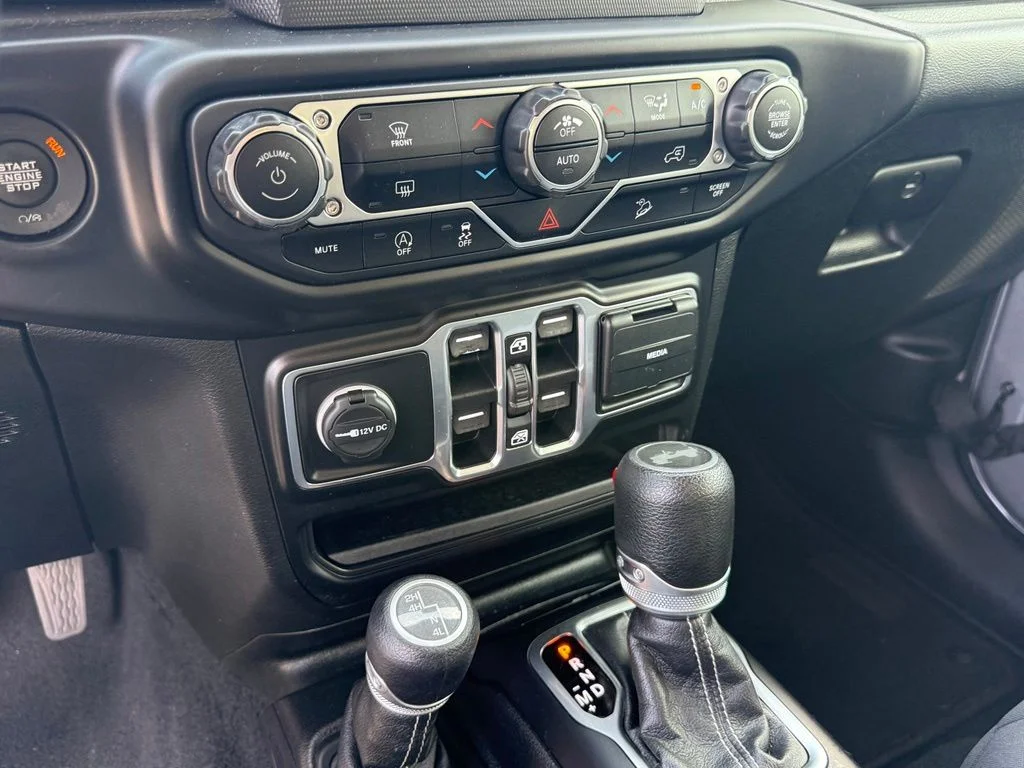 Used 2020 Silver Jeep Unlimited Sahara image 21